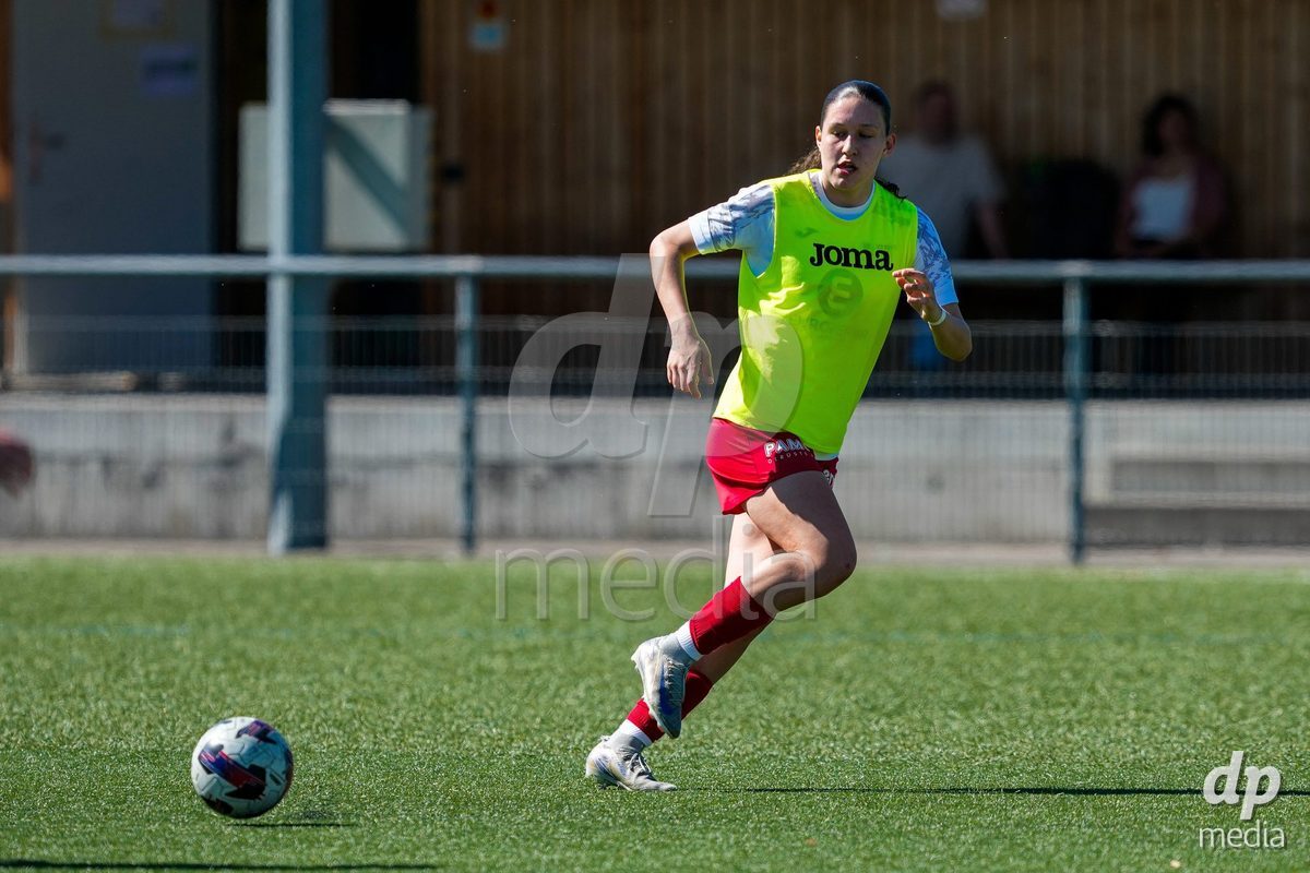 Schweiz: AXA Women's Super League 2025/26, FC Aarau Frauen vs GC Frauenfussball - Sportanlage Schachen, Aarau: Julie Gartmann (19 FC Aarau) beim Aufwärmen