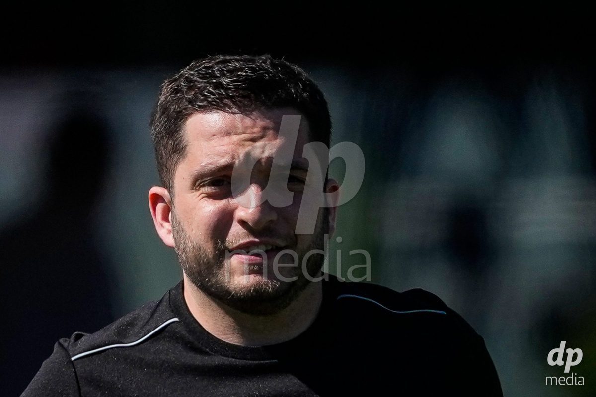 Schweiz: AXA Women's Super League 2025/26, FC Aarau Frauen vs GC Frauenfussball - Sportanlage Schachen, Aarau: Schiedsrichter Nico Rechsteiner, Linienrichter 1 Silvester Odiase und Linienrichter 2 Rosario Cataldo vor dem Spiel