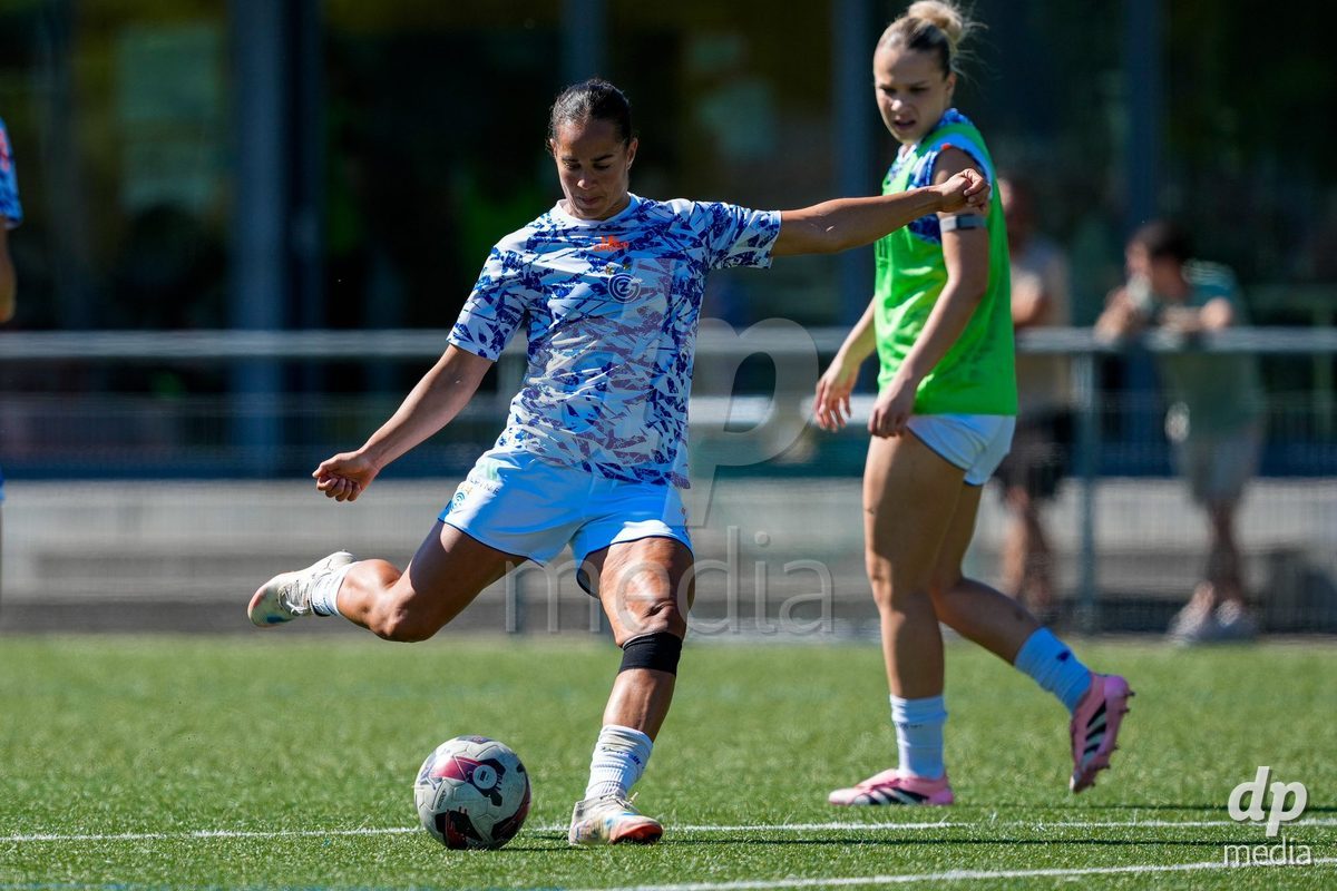 Schweiz: AXA Women's Super League 2025/26, FC Aarau Frauen vs GC Frauenfussball - Sportanlage Schachen, Aarau: Kayla Jay Mckenna (12 Grasshoppers) mit Ella Ljustina (8 Grasshoppers) beim Aufwärmen