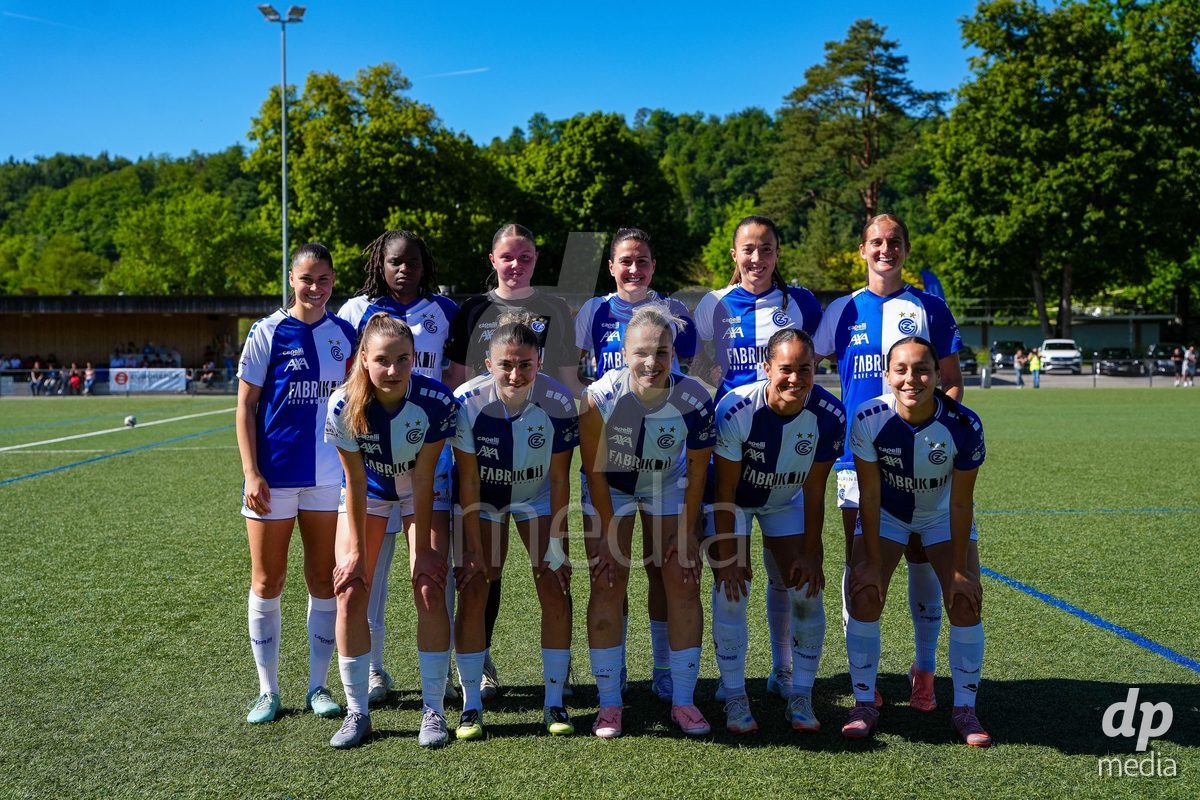 Schweiz: AXA Women's Super League 2025/26, FC Aarau Frauen vs GC Frauenfussball - Sportanlage Schachen, Aarau: Ella Ljustina (8 Grasshoppers), Viola Avduli (23 Grasshoppers), Noemie Potier (11 Grasshoppers), Kayla Jay Mckenna (12 Grasshoppers), Giulia Looser (24 Grasshoppers), Marta Cazalla Garcia (15 Grasshoppers), Melanie Müller - Melanie Muller (27 Grasshoppers), Morgane Marie Josephine Nicoli (22 Grasshoppers), Yara Zwyssig (Torhüterin 41 Grasshoppers), Landryna Cindy Intaka Lushimba Bilombi (25 Grasshoppers) mit Luna Lemperiere (6 Grasshoppers)