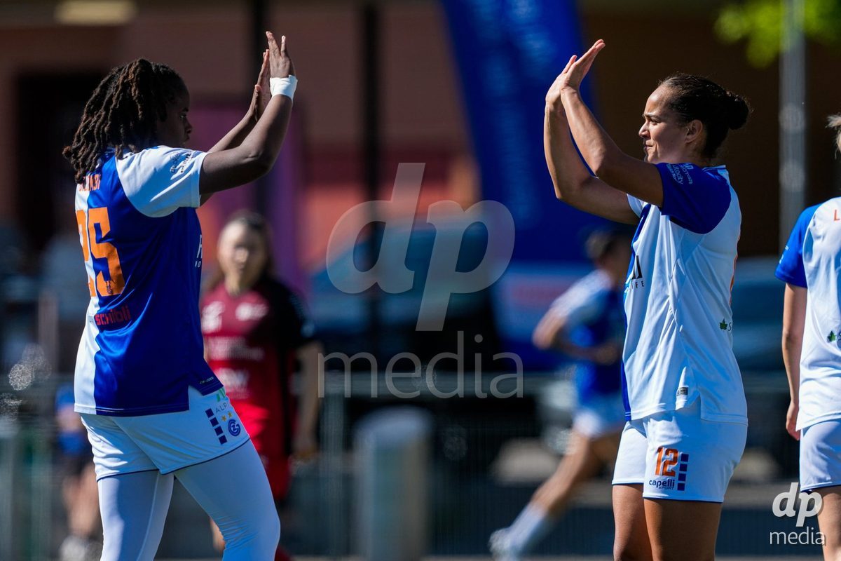 Schweiz: AXA Women's Super League 2025/26, FC Aarau Frauen vs GC Frauenfussball - Sportanlage Schachen, Aarau: Kayla Jay Mckenna (12 Grasshoppers) jubelt nach ihrem Tor mit Landryna Cindy Intaka Lushimba Bilombi (25 Grasshoppers)