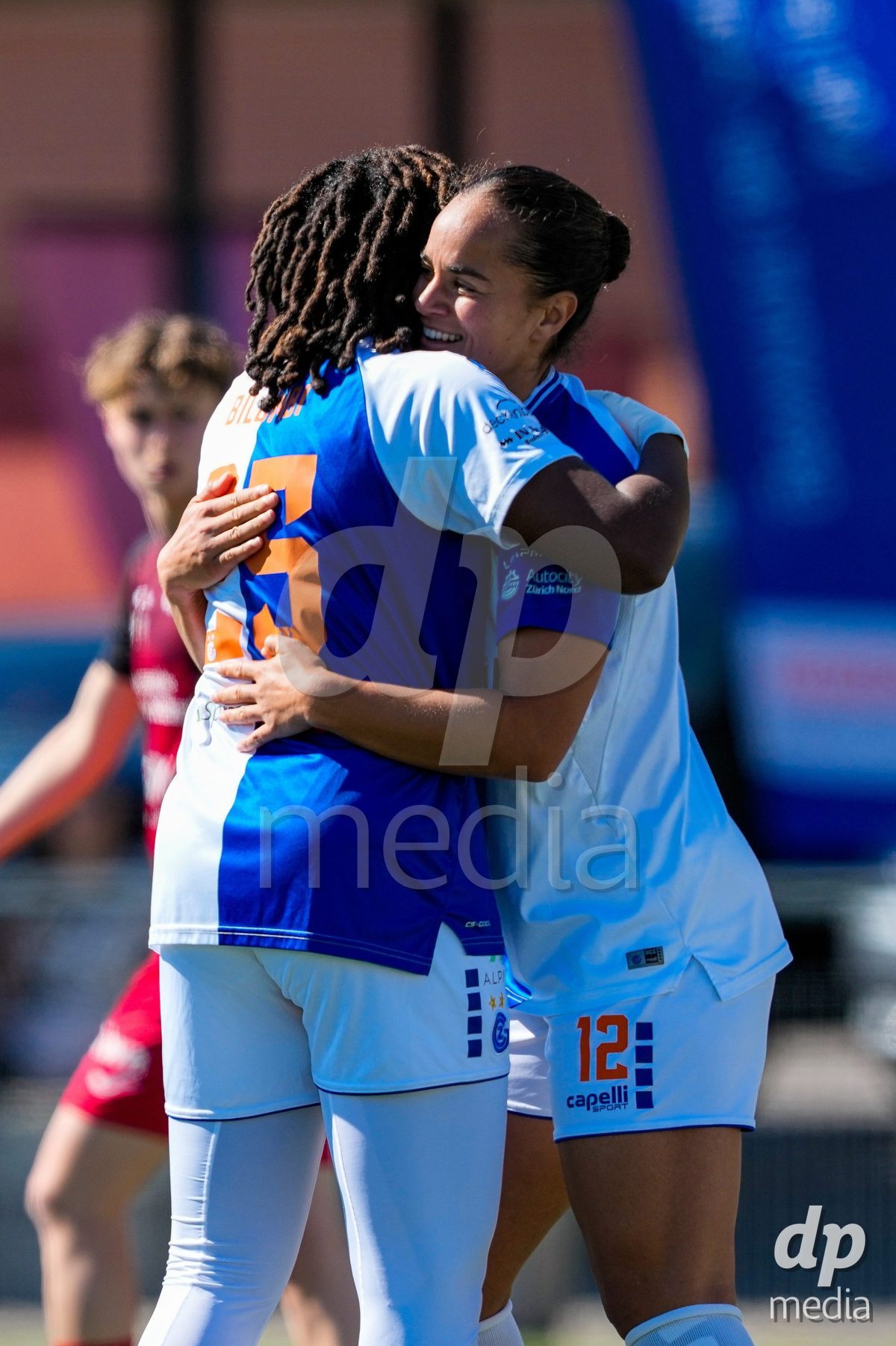 Schweiz: AXA Women's Super League 2025/26, FC Aarau Frauen vs GC Frauenfussball - Sportanlage Schachen, Aarau: Kayla Jay Mckenna (12 Grasshoppers) jubelt nach ihrem Tor mit Landryna Cindy Intaka Lushimba Bilombi (25 Grasshoppers)