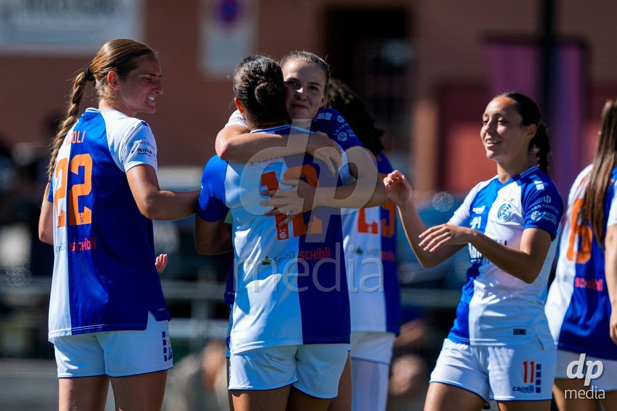 Schweiz: AXA Women's Super League 2025/26, FC Aarau Frauen vs GC Frauenfussball - Sportanlage Schachen, Aarau: Kayla Jay Mckenna (12 Grasshoppers) jubelt nach ihrem Tor mit Giulia Looser (24 Grasshoppers)