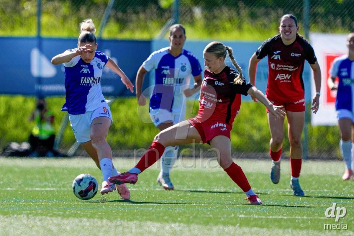 Schweiz: AXA Women's Super League 2025/26, FC Aarau Frauen vs GC Frauenfussball - Sportanlage Schachen, Aarau: Julie Gartmann (19 FC Aarau) gegen Kayla Jay Mckenna (12 Grasshoppers)