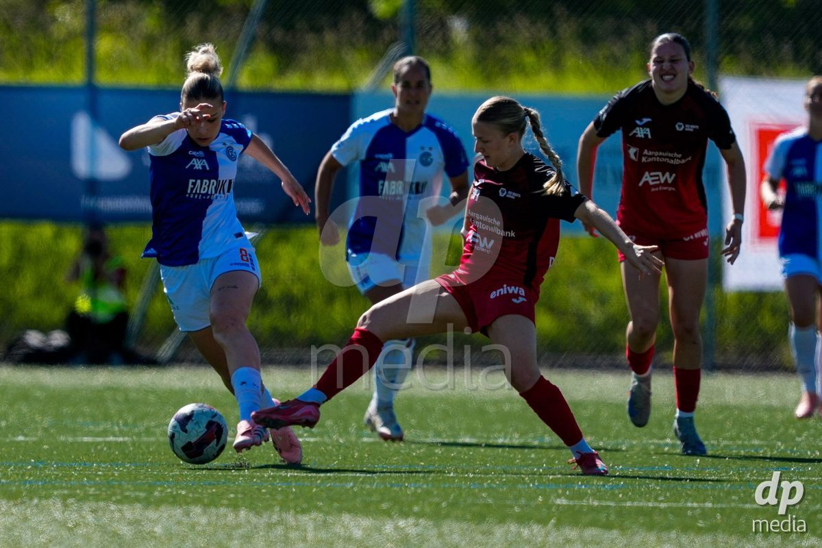 Schweiz: AXA Women's Super League 2025/26, FC Aarau Frauen vs GC Frauenfussball - Sportanlage Schachen, Aarau: Julie Gartmann (19 FC Aarau) gegen Kayla Jay Mckenna (12 Grasshoppers)