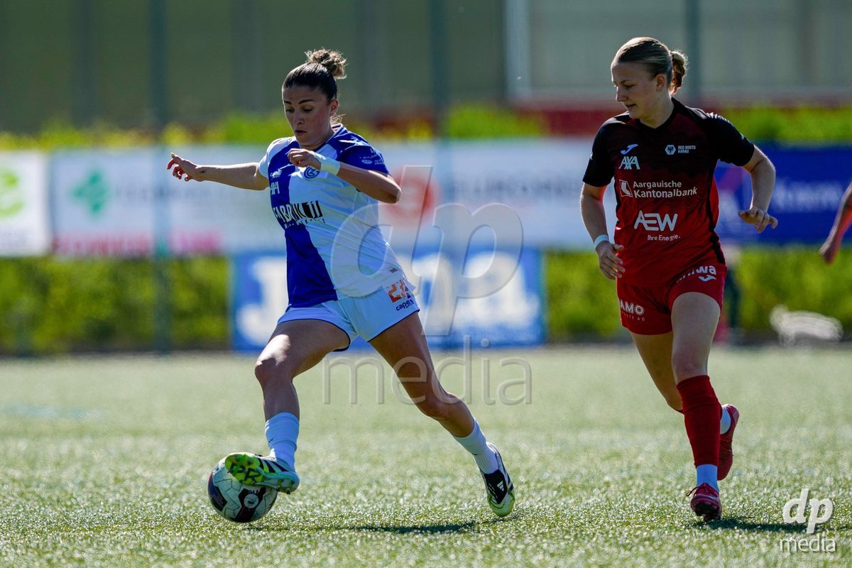 Schweiz: AXA Women's Super League 2025/26, FC Aarau Frauen vs GC Frauenfussball - Sportanlage Schachen, Aarau: Viola Avduli (23 Grasshoppers) gegen Fabia Reinschmidt (13 FC Aarau)