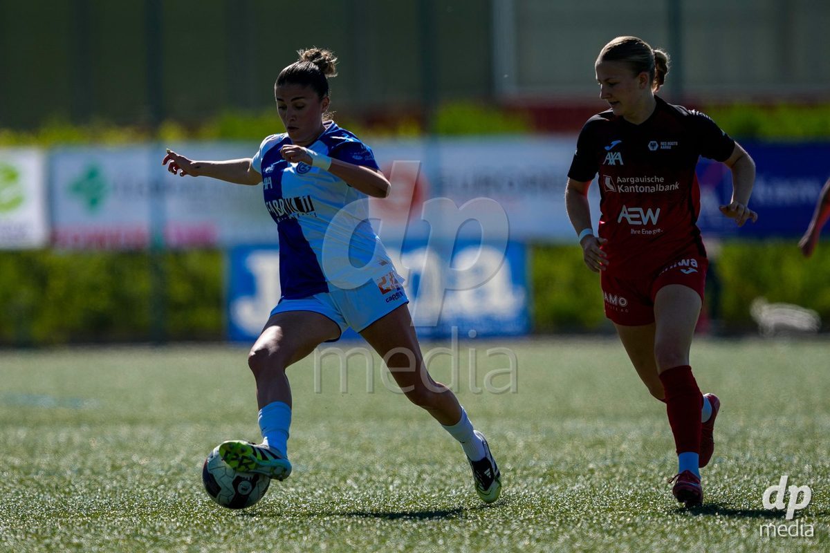 Schweiz: AXA Women's Super League 2025/26, FC Aarau Frauen vs GC Frauenfussball - Sportanlage Schachen, Aarau: Viola Avduli (23 Grasshoppers) gegen Fabia Reinschmidt (13 FC Aarau)