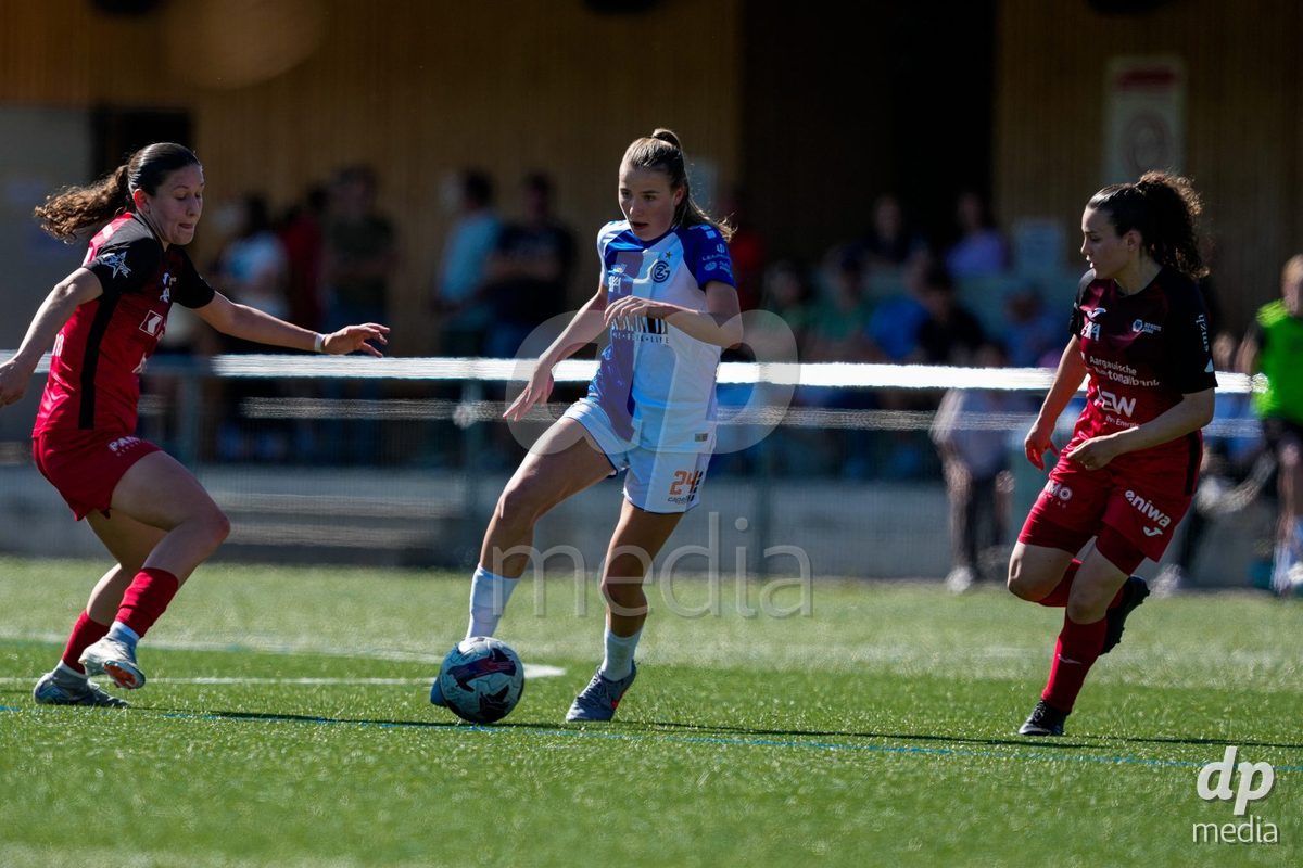 Schweiz: AXA Women's Super League 2025/26, FC Aarau Frauen vs GC Frauenfussball - Sportanlage Schachen, Aarau: Julie Gartmann (19 FC Aarau) mit Nathalie Widmer (5 FC Aarau) gegen Giulia Looser (24 Grasshoppers)