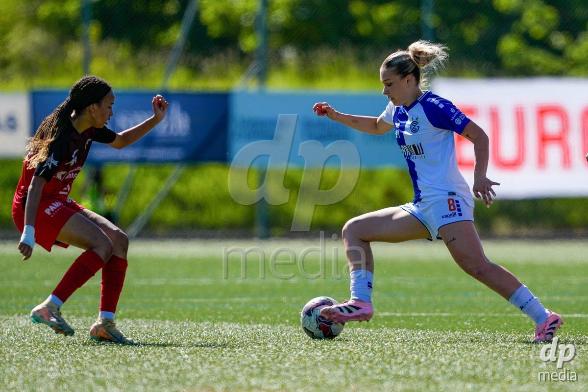 Schweiz: AXA Women's Super League 2025/26, FC Aarau Frauen vs GC Frauenfussball - Sportanlage Schachen, Aarau: Joy Steck (17 FC Aarau) im Duell mit Ella Ljustina (8 Grasshoppers)