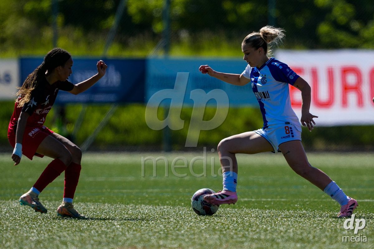 Schweiz: AXA Women's Super League 2025/26, FC Aarau Frauen vs GC Frauenfussball - Sportanlage Schachen, Aarau: Joy Steck (17 FC Aarau) im Duell mit Ella Ljustina (8 Grasshoppers)
