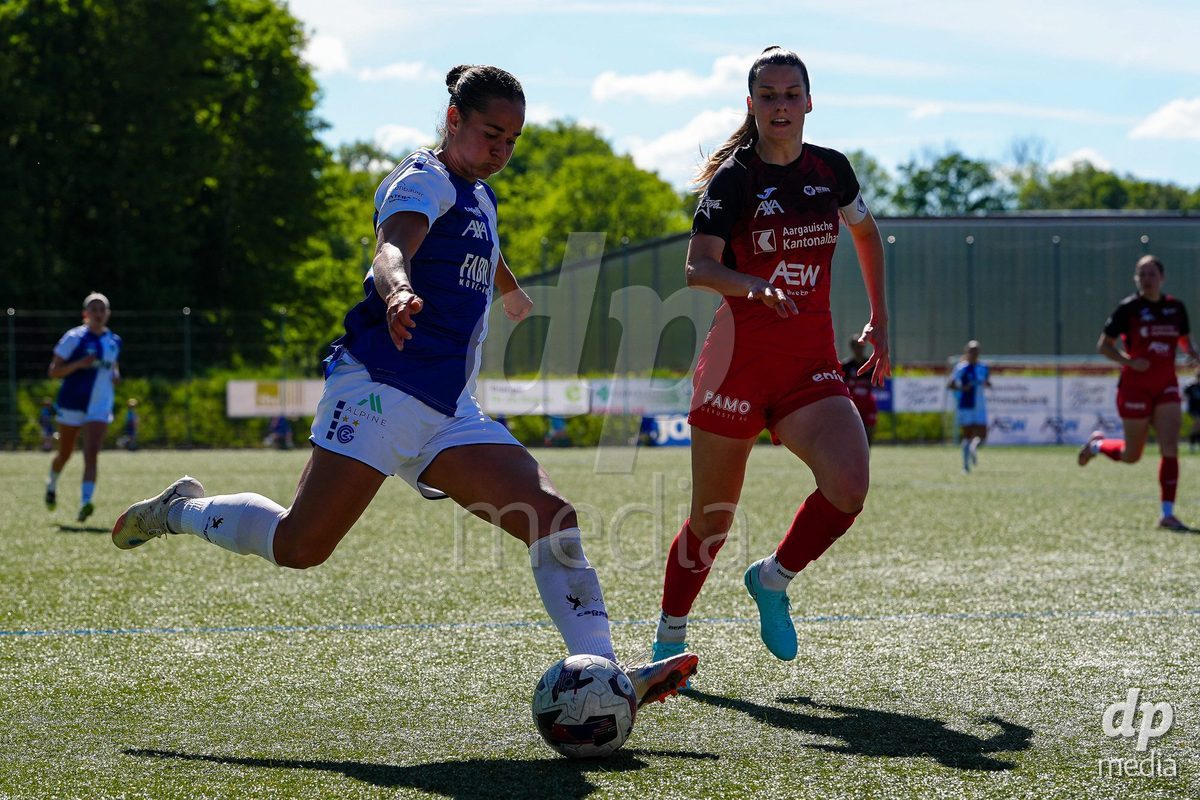 Schweiz: AXA Women's Super League 2025/26, FC Aarau Frauen vs GC Frauenfussball - Sportanlage Schachen, Aarau: Kayla Jay Mckenna (12 Grasshoppers) gegen Celia Hofer (27 FC Aarau)