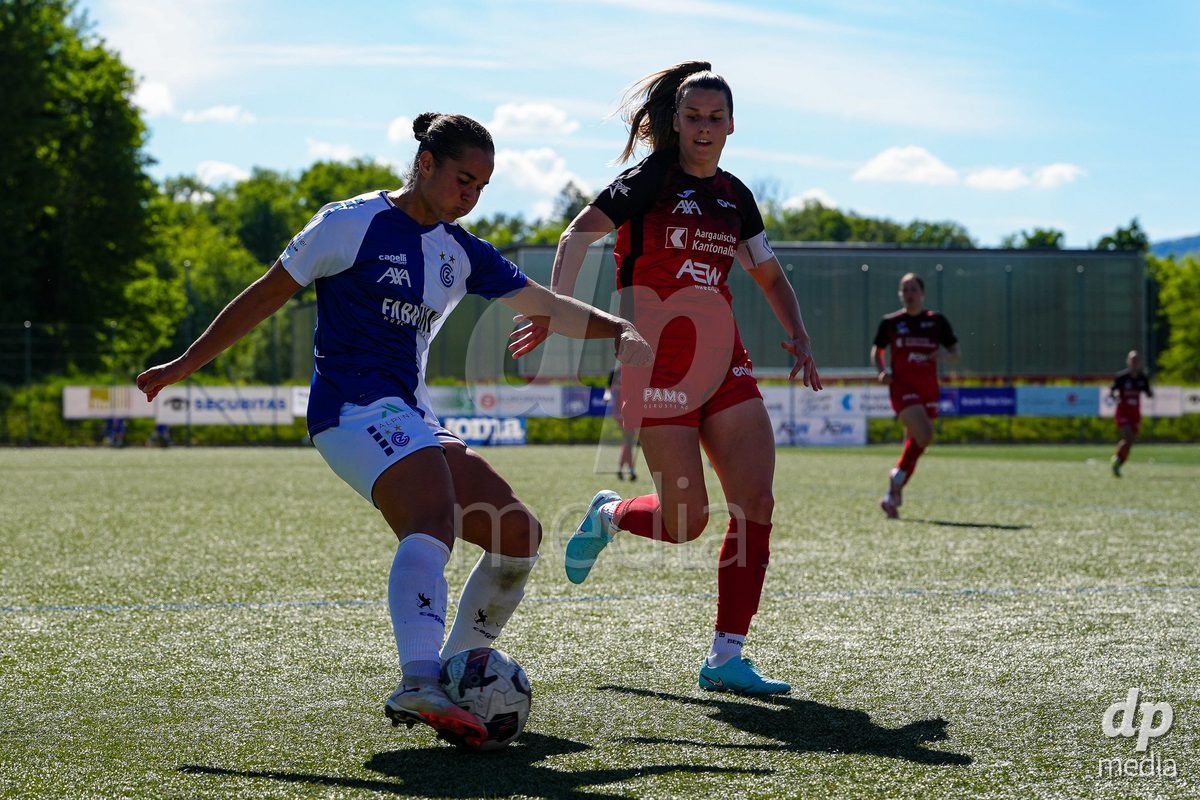 Schweiz: AXA Women's Super League 2025/26, FC Aarau Frauen vs GC Frauenfussball - Sportanlage Schachen, Aarau: Kayla Jay Mckenna (12 Grasshoppers) gegen Celia Hofer (27 FC Aarau)