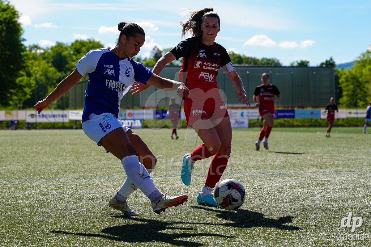 Schweiz: AXA Women's Super League 2025/26, FC Aarau Frauen vs GC Frauenfussball - Sportanlage Schachen, Aarau: Kayla Jay Mckenna (12 Grasshoppers) gegen Celia Hofer (27 FC Aarau)