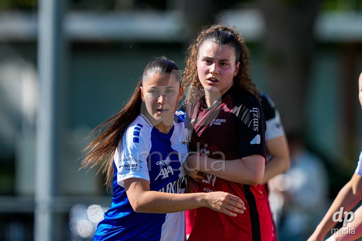 Schweiz: AXA Women's Super League 2025/26, FC Aarau Frauen vs GC Frauenfussball - Sportanlage Schachen, Aarau: Nathalie Widmer (5 FC Aarau) gegen Luna Lemperiere (6 Grasshoppers)