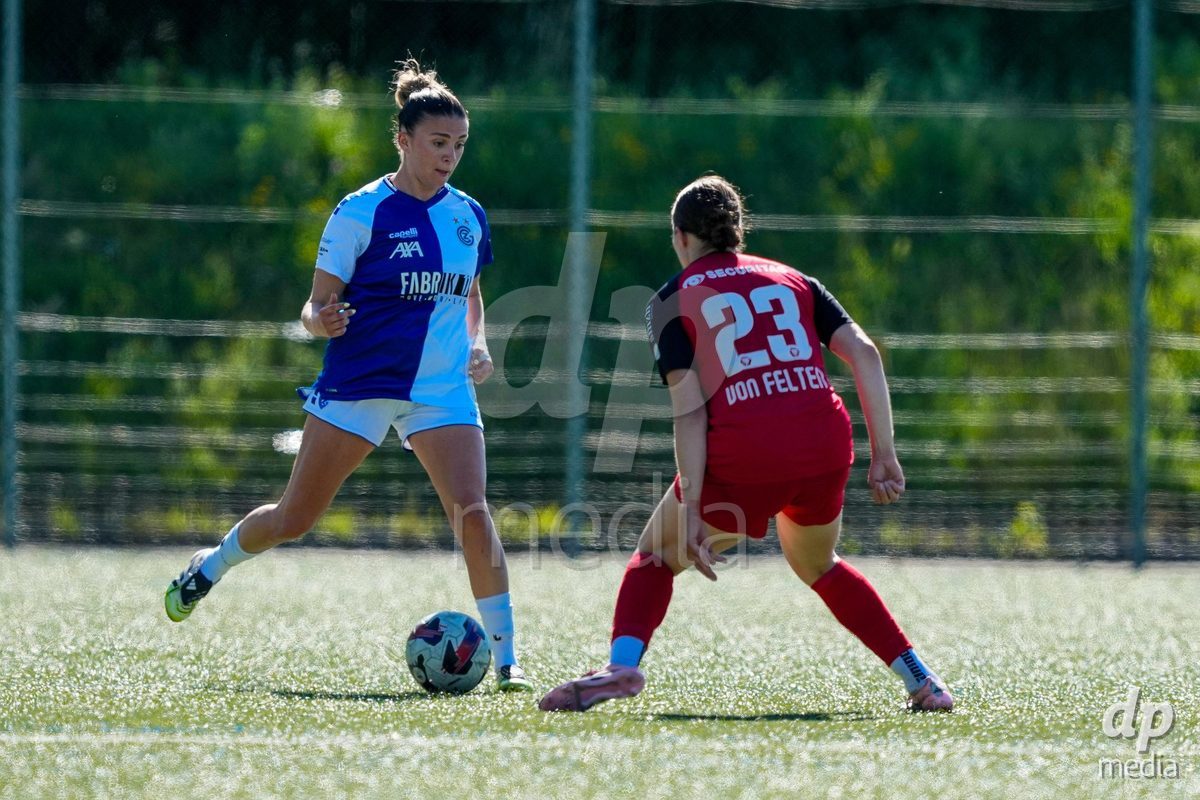 Schweiz: AXA Women's Super League 2025/26, FC Aarau Frauen vs GC Frauenfussball - Sportanlage Schachen, Aarau: Viola Avduli (23 Grasshoppers) im Duell mit Svenja von Felten (23 FC Aarau)