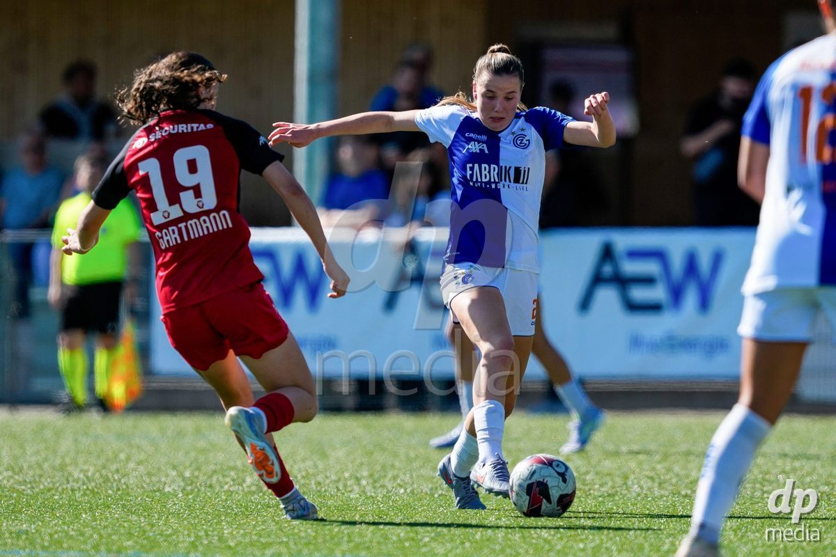 Schweiz: AXA Women's Super League 2025/26, FC Aarau Frauen vs GC Frauenfussball - Sportanlage Schachen, Aarau: Giulia Looser (24 Grasshoppers) im Duell mit Julie Gartmann (19 FC Aarau)