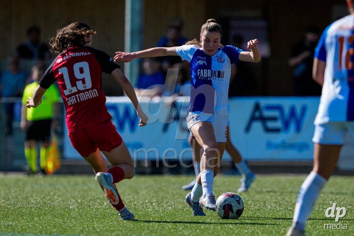 Schweiz: AXA Women's Super League 2025/26, FC Aarau Frauen vs GC Frauenfussball - Sportanlage Schachen, Aarau: Giulia Looser (24 Grasshoppers) im Duell mit Julie Gartmann (19 FC Aarau)