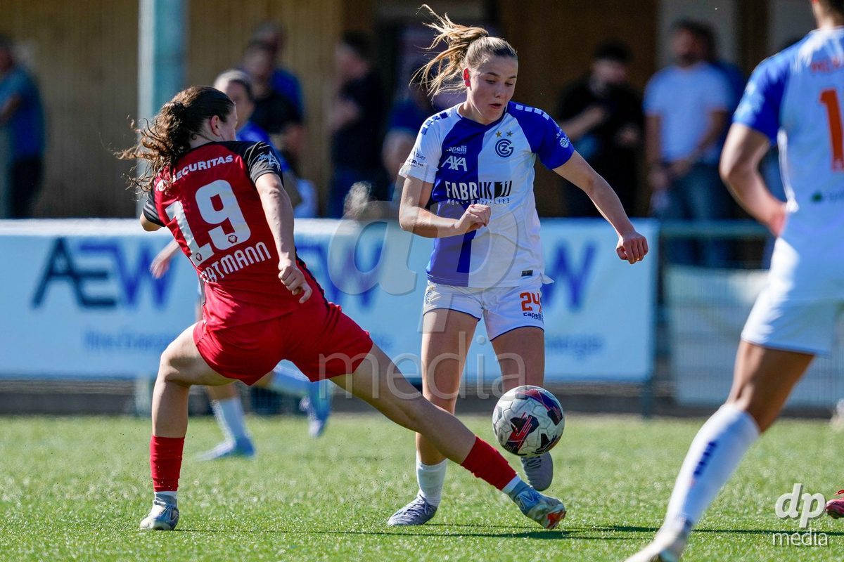 Schweiz: AXA Women's Super League 2025/26, FC Aarau Frauen vs GC Frauenfussball - Sportanlage Schachen, Aarau: Giulia Looser (24 Grasshoppers) im Duell mit Julie Gartmann (19 FC Aarau)