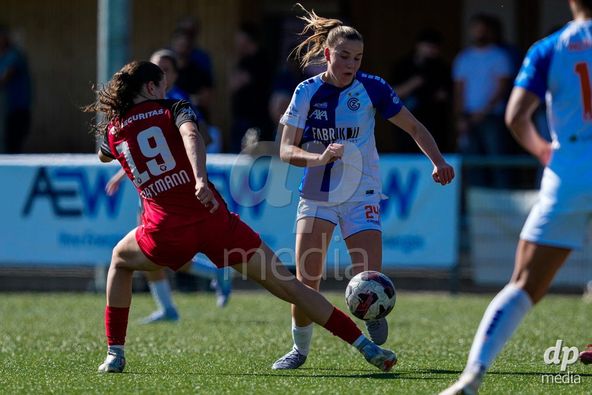 Schweiz: AXA Women's Super League 2025/26, FC Aarau Frauen vs GC Frauenfussball - Sportanlage Schachen, Aarau: Giulia Looser (24 Grasshoppers) im Duell mit Julie Gartmann (19 FC Aarau)