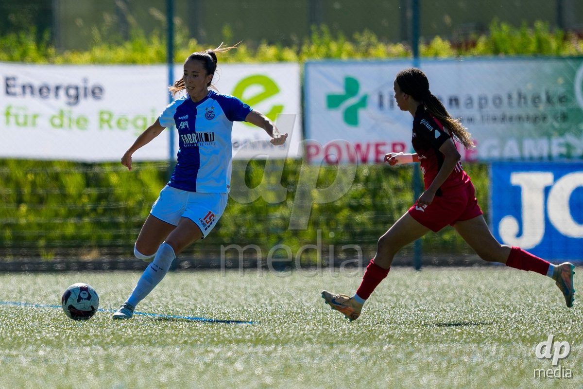 Schweiz: AXA Women's Super League 2025/26, FC Aarau Frauen vs GC Frauenfussball - Sportanlage Schachen, Aarau: Marta Cazalla Garcia (15 Grasshoppers) im Duell mit Joy Steck (17 FC Aarau)