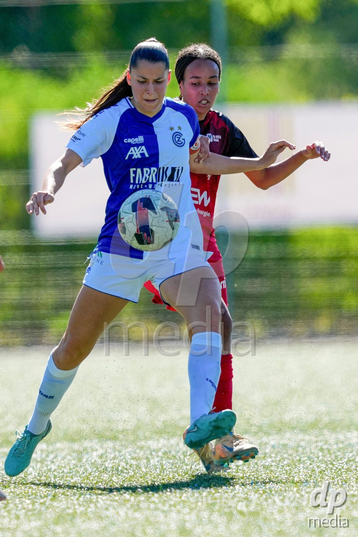 Schweiz: AXA Women's Super League 2025/26, FC Aarau Frauen vs GC Frauenfussball - Sportanlage Schachen, Aarau: Joy Steck (17 FC Aarau) gegen Luna Lemperiere (6 Grasshoppers)