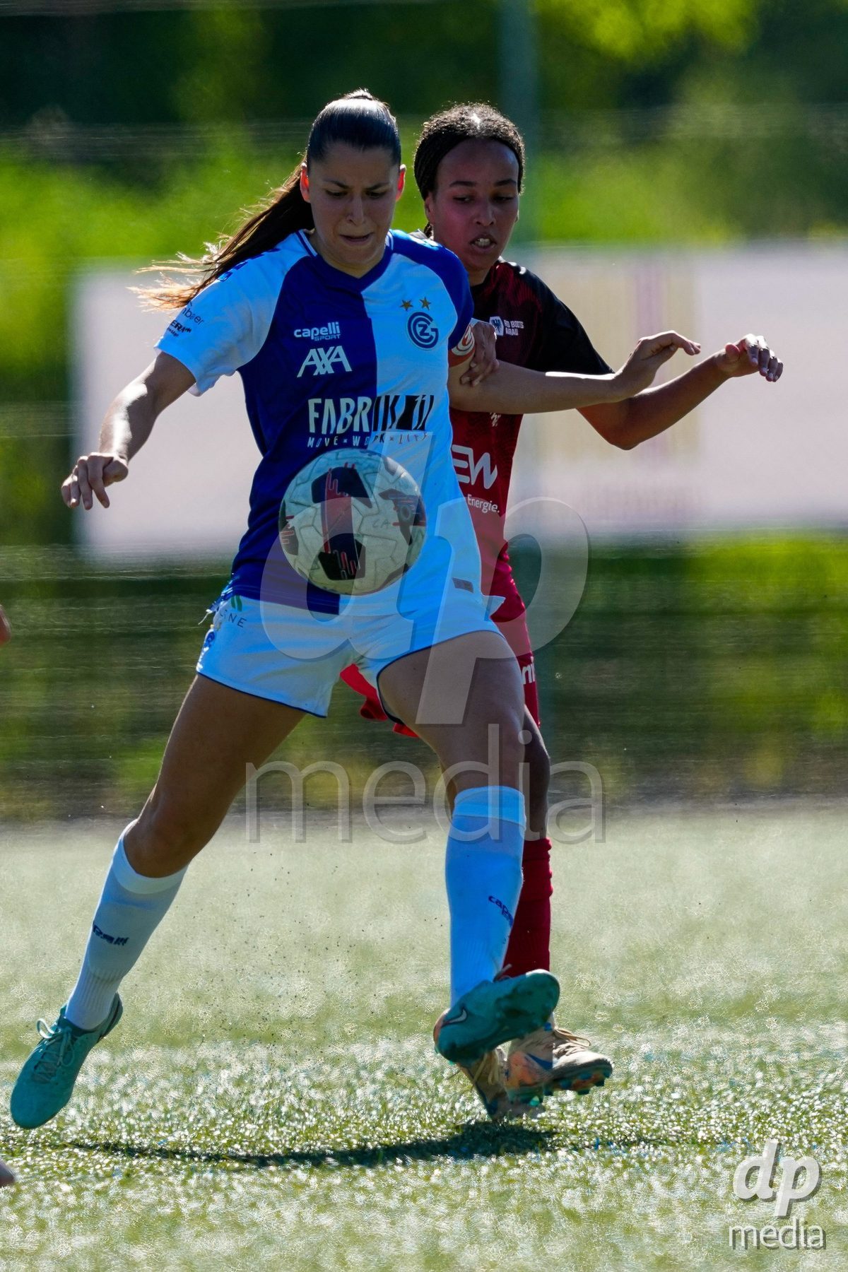 Schweiz: AXA Women's Super League 2025/26, FC Aarau Frauen vs GC Frauenfussball - Sportanlage Schachen, Aarau: Joy Steck (17 FC Aarau) gegen Luna Lemperiere (6 Grasshoppers)