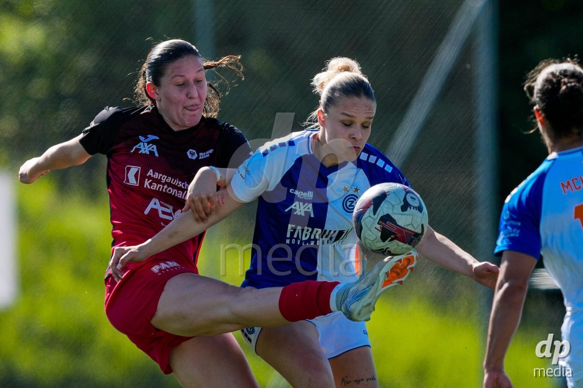 Schweiz: AXA Women's Super League 2025/26, FC Aarau Frauen vs GC Frauenfussball - Sportanlage Schachen, Aarau: Julie Gartmann (19 FC Aarau) im Duell mit Ella Ljustina (8 Grasshoppers)