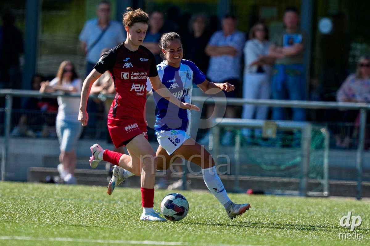 Schweiz: AXA Women's Super League 2025/26, FC Aarau Frauen vs GC Frauenfussball - Sportanlage Schachen, Aarau: Kayla Jay Mckenna (12 Grasshoppers) gegen Andrea Jäggi - Andrea Jaggi (4 FC Aarau)