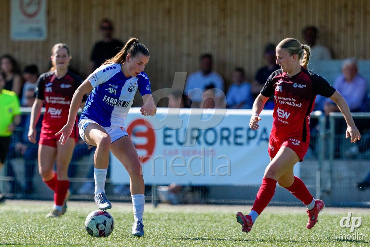 Schweiz: AXA Women's Super League 2025/26, FC Aarau Frauen vs GC Frauenfussball - Sportanlage Schachen, Aarau: Fabia Reinschmidt (13 FC Aarau) im Duell mit Giulia Looser (24 Grasshoppers)