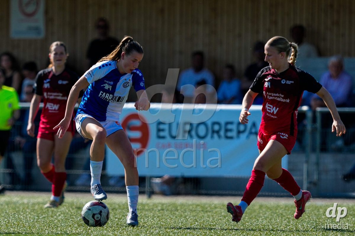 Schweiz: AXA Women's Super League 2025/26, FC Aarau Frauen vs GC Frauenfussball - Sportanlage Schachen, Aarau: Fabia Reinschmidt (13 FC Aarau) im Duell mit Giulia Looser (24 Grasshoppers)