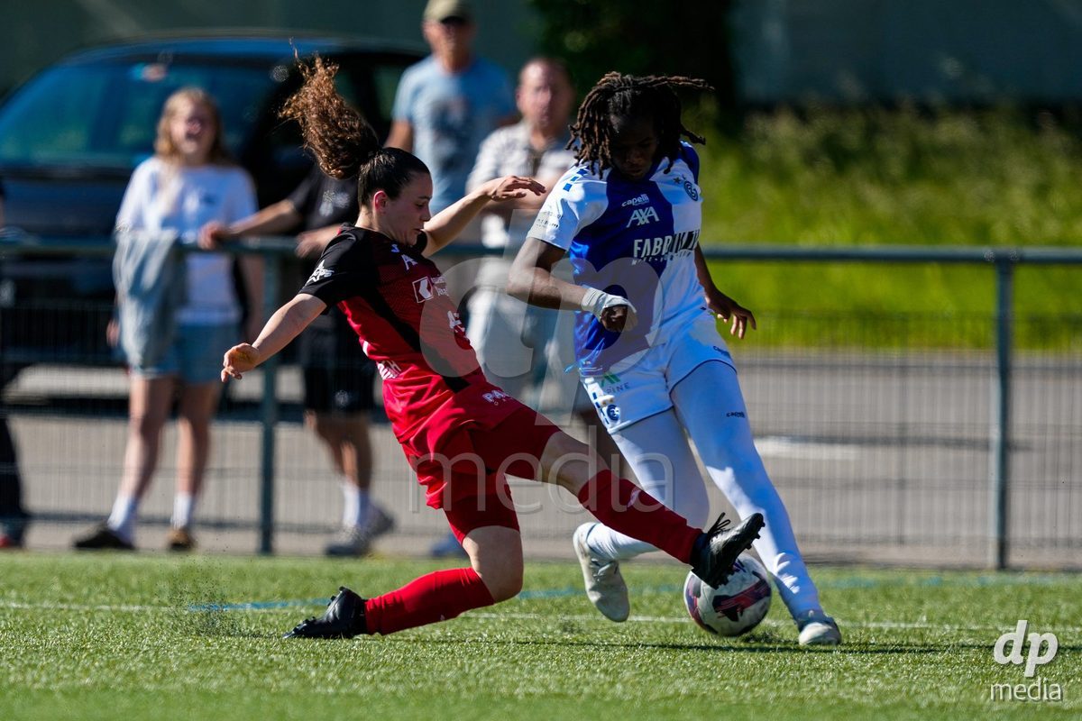 Schweiz: AXA Women's Super League 2025/26, FC Aarau Frauen vs GC Frauenfussball - Sportanlage Schachen, Aarau: Nathalie Widmer (5 FC Aarau) gegen Landryna Cindy Intaka Lushimba Bilombi (25 Grasshoppers)