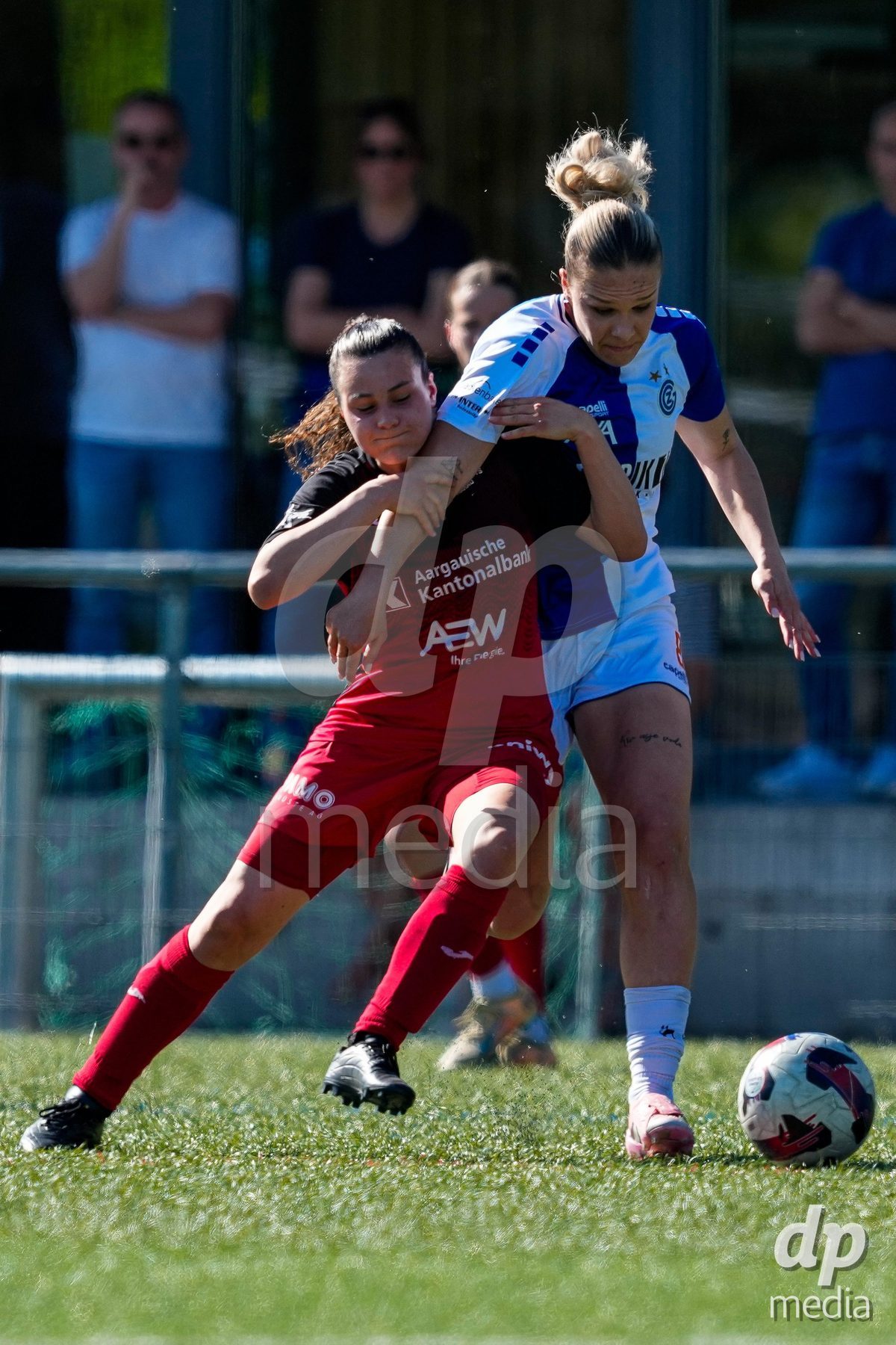 Schweiz: AXA Women's Super League 2025/26, FC Aarau Frauen vs GC Frauenfussball - Sportanlage Schachen, Aarau: Nathalie Widmer (5 FC Aarau) im Duell mit Ella Ljustina (8 Grasshoppers)