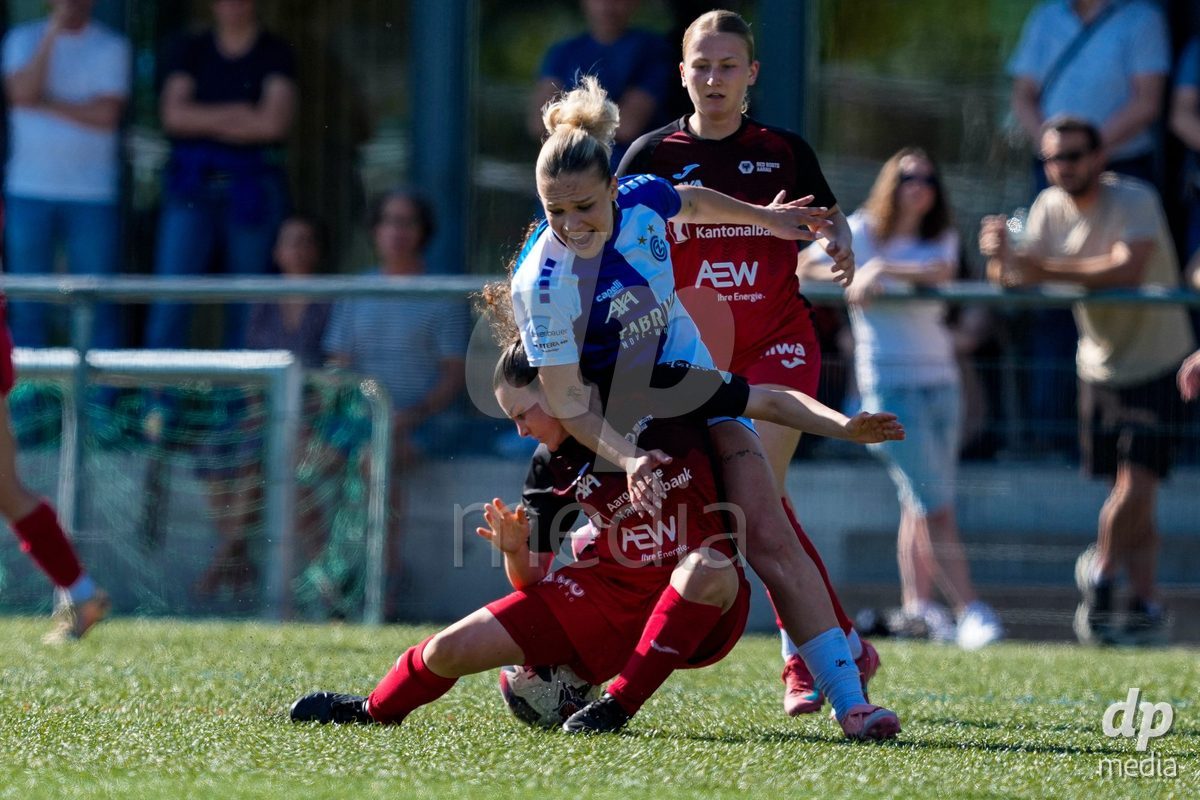 Schweiz: AXA Women's Super League 2025/26, FC Aarau Frauen vs GC Frauenfussball - Sportanlage Schachen, Aarau: Nathalie Widmer (5 FC Aarau) im Duell mit Ella Ljustina (8 Grasshoppers)