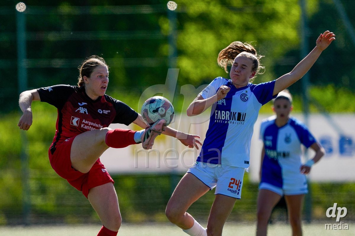 Schweiz: AXA Women's Super League 2025/26, FC Aarau Frauen vs GC Frauenfussball - Sportanlage Schachen, Aarau: Svenja von Felten (23 FC Aarau) im Duell mit Giulia Looser (24 Grasshoppers)