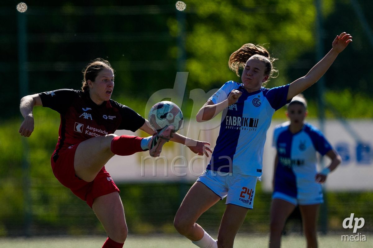 Schweiz: AXA Women's Super League 2025/26, FC Aarau Frauen vs GC Frauenfussball - Sportanlage Schachen, Aarau: Svenja von Felten (23 FC Aarau) im Duell mit Giulia Looser (24 Grasshoppers)