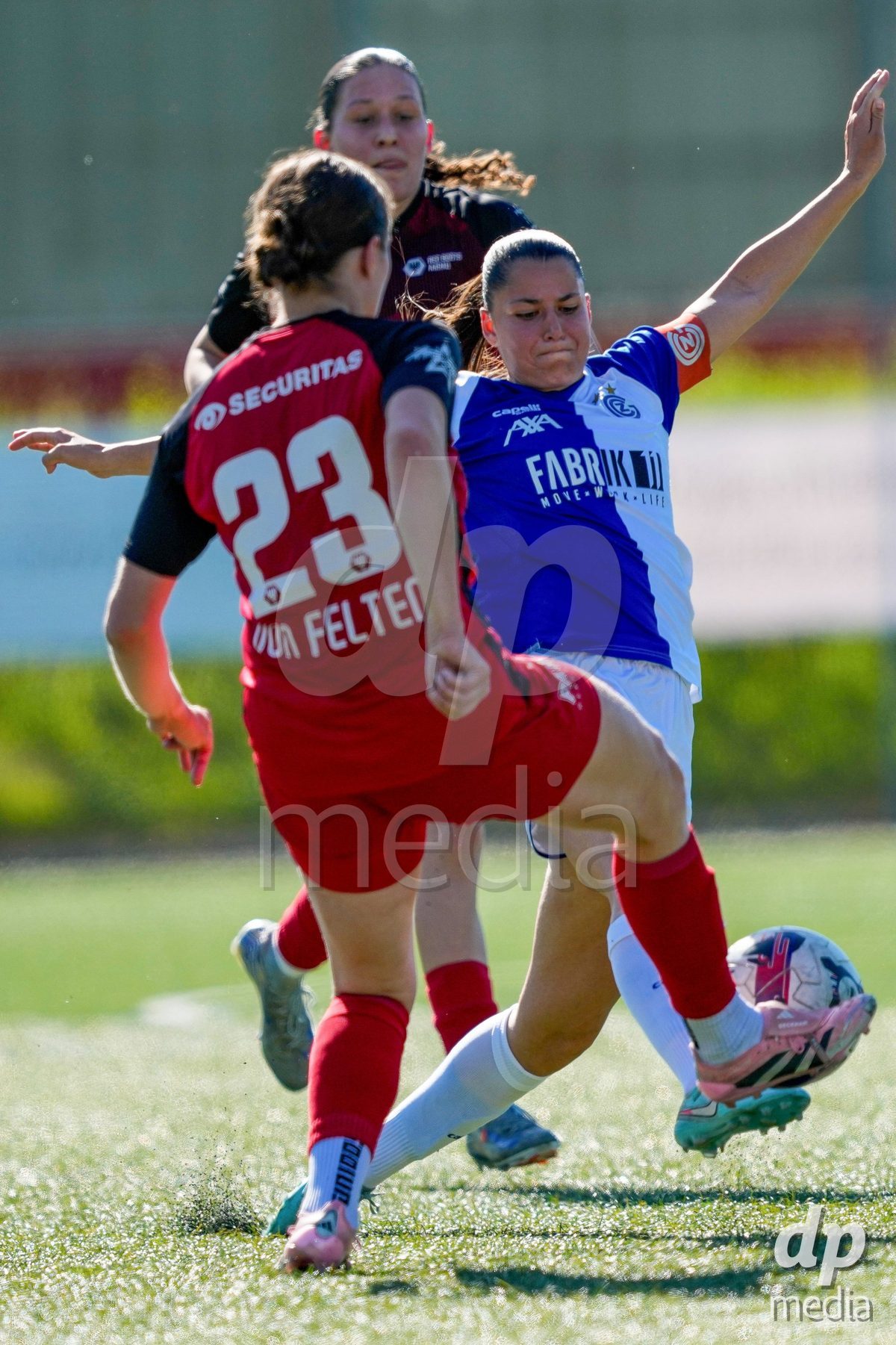 Schweiz: AXA Women's Super League 2025/26, FC Aarau Frauen vs GC Frauenfussball - Sportanlage Schachen, Aarau: Luna Lemperiere (6 Grasshoppers) gegen Viola Avduli (23 Grasshoppers)