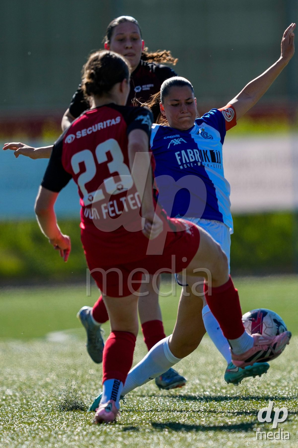 Schweiz: AXA Women's Super League 2025/26, FC Aarau Frauen vs GC Frauenfussball - Sportanlage Schachen, Aarau: Luna Lemperiere (6 Grasshoppers) gegen Viola Avduli (23 Grasshoppers)