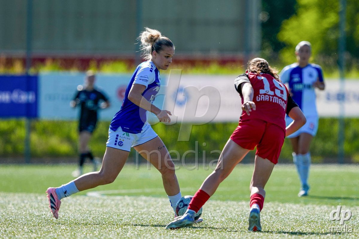 Schweiz: AXA Women's Super League 2025/26, FC Aarau Frauen vs GC Frauenfussball - Sportanlage Schachen, Aarau: Ella Ljustina (8 Grasshoppers) in Aktion gegen Julie Gartmann (19 FC Aarau)