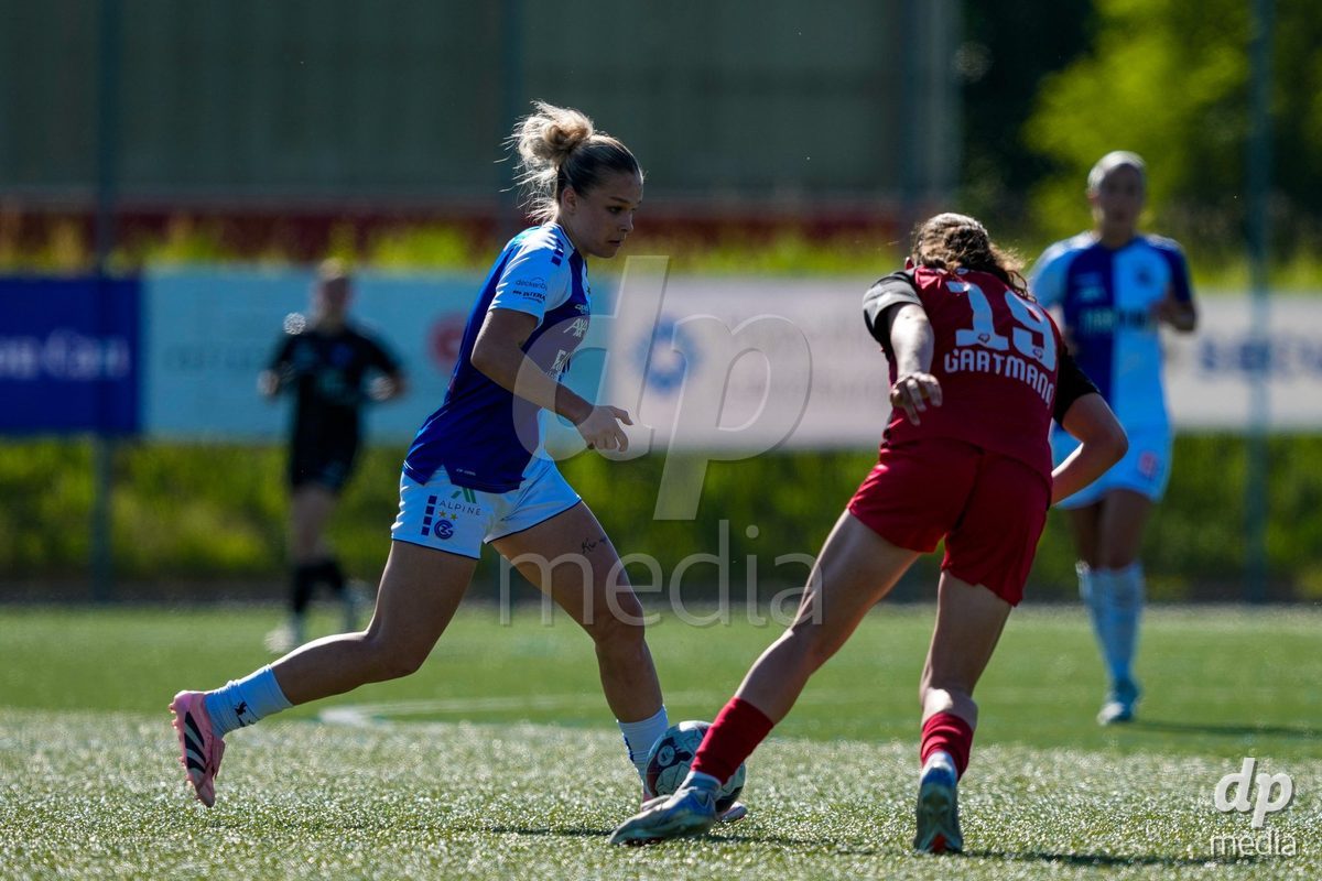 Schweiz: AXA Women's Super League 2025/26, FC Aarau Frauen vs GC Frauenfussball - Sportanlage Schachen, Aarau: Ella Ljustina (8 Grasshoppers) in Aktion gegen Julie Gartmann (19 FC Aarau)