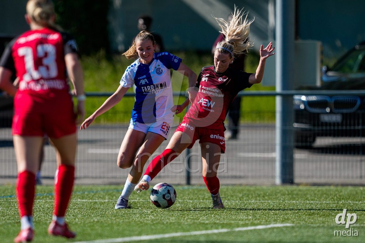 Schweiz: AXA Women's Super League 2025/26, FC Aarau Frauen vs GC Frauenfussball - Sportanlage Schachen, Aarau: Giulia Looser (24 Grasshoppers) gegen Bergros Asgeirsdottir (6 FC Aarau)