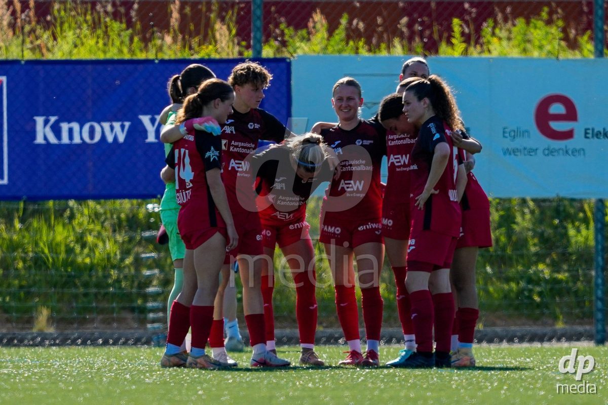 Schweiz: AXA Women's Super League 2025/26, FC Aarau Frauen vs GC Frauenfussball - Sportanlage Schachen, Aarau: Spielerinnen des FC Aarau Frauen vor der 2. Halbzeit