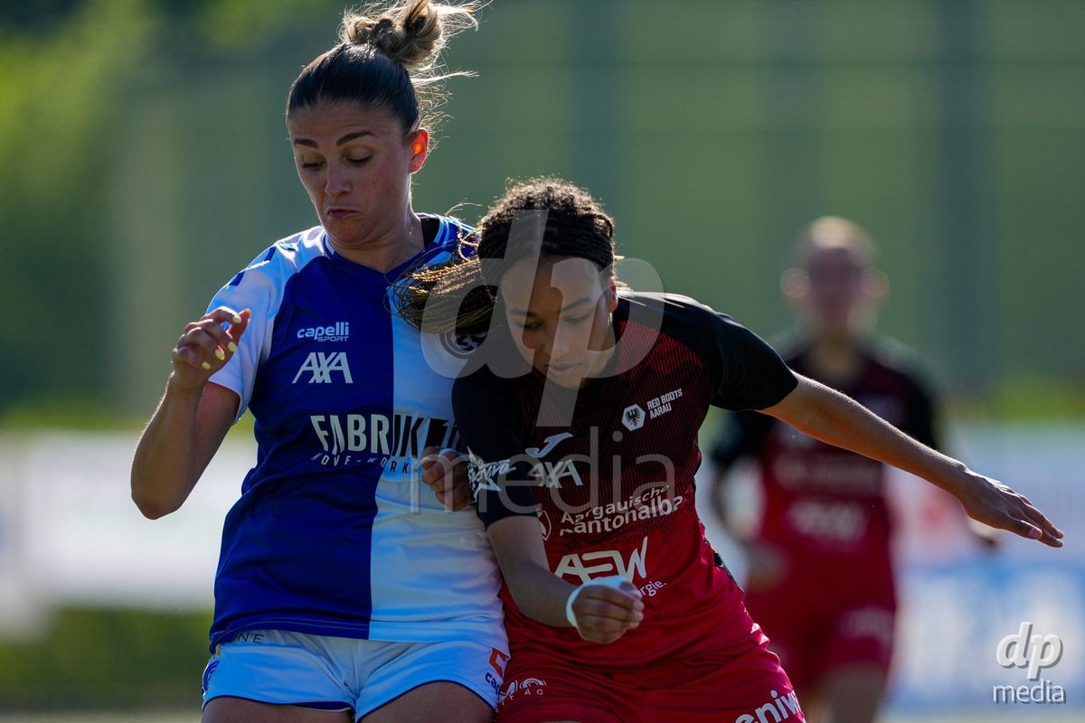 Schweiz: AXA Women's Super League 2025/26, FC Aarau Frauen vs GC Frauenfussball - Sportanlage Schachen, Aarau: Viola Avduli (23 Grasshoppers) gegen Joy Steck (17 FC Aarau)