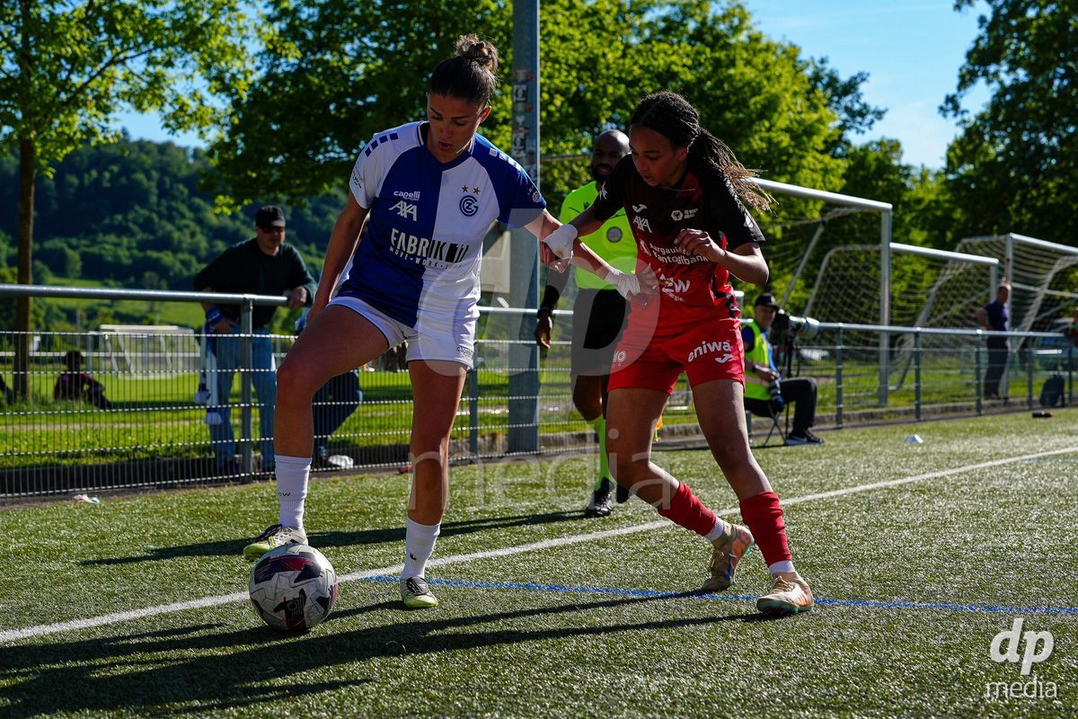 Schweiz: AXA Women's Super League 2025/26, FC Aarau Frauen vs GC Frauenfussball - Sportanlage Schachen, Aarau: Joy Steck (17 FC Aarau) im Duell mit Viola Avduli (23 Grasshoppers)