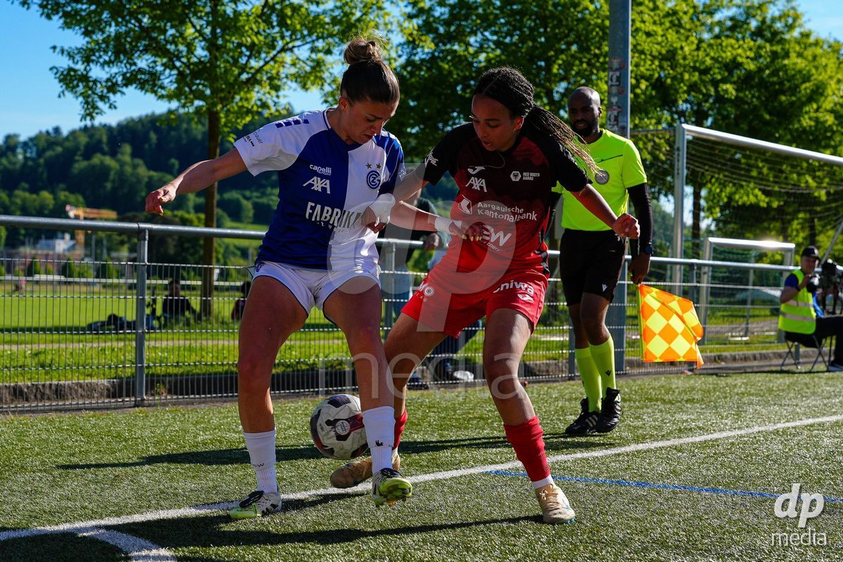 Schweiz: AXA Women's Super League 2025/26, FC Aarau Frauen vs GC Frauenfussball - Sportanlage Schachen, Aarau: Joy Steck (17 FC Aarau) im Duell mit Viola Avduli (23 Grasshoppers)