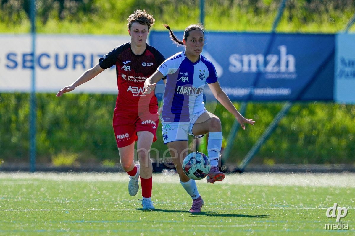 Schweiz: AXA Women's Super League 2025/26, FC Aarau Frauen vs GC Frauenfussball - Sportanlage Schachen, Aarau: Noemie Potier (11 Grasshoppers) gegen Andrea Jäggi - Andrea Jaggi (4 FC Aarau)