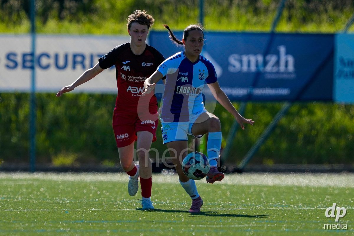 Schweiz: AXA Women's Super League 2025/26, FC Aarau Frauen vs GC Frauenfussball - Sportanlage Schachen, Aarau: Noemie Potier (11 Grasshoppers) gegen Andrea Jäggi - Andrea Jaggi (4 FC Aarau)