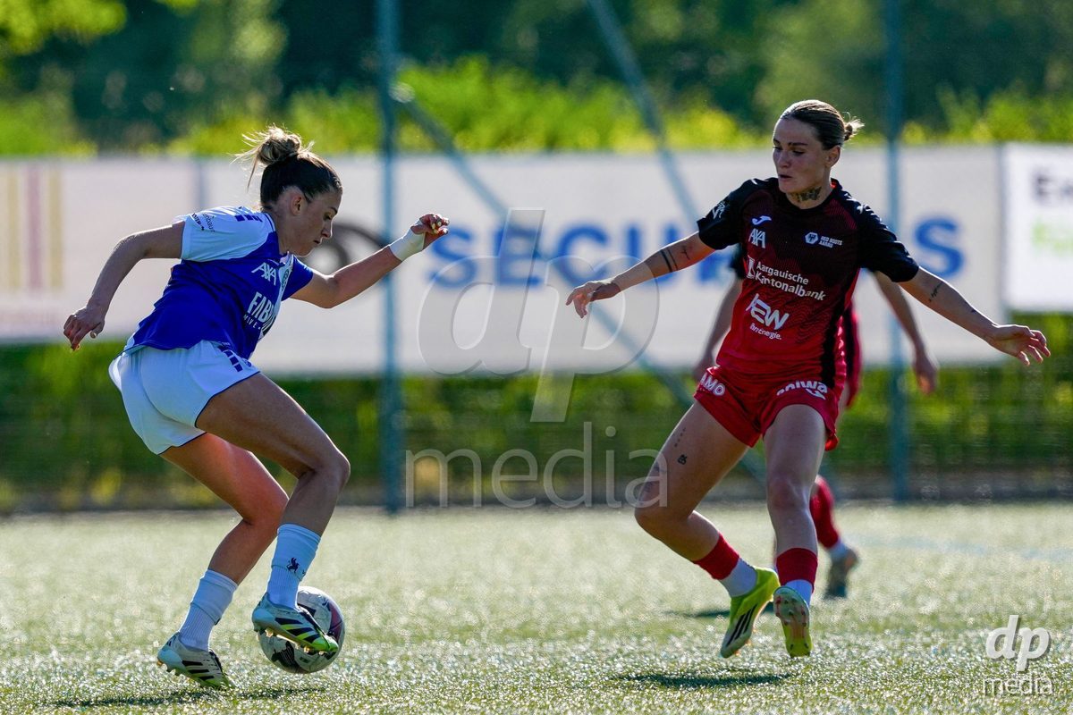 Schweiz: AXA Women's Super League 2025/26, FC Aarau Frauen vs GC Frauenfussball - Sportanlage Schachen, Aarau: Vanesa Hoti (8 FC Aarau) im Duell mit Viola Avduli (23 Grasshoppers)