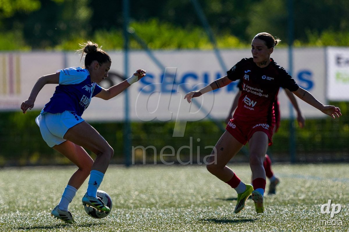 Schweiz: AXA Women's Super League 2025/26, FC Aarau Frauen vs GC Frauenfussball - Sportanlage Schachen, Aarau: Vanesa Hoti (8 FC Aarau) im Duell mit Viola Avduli (23 Grasshoppers)