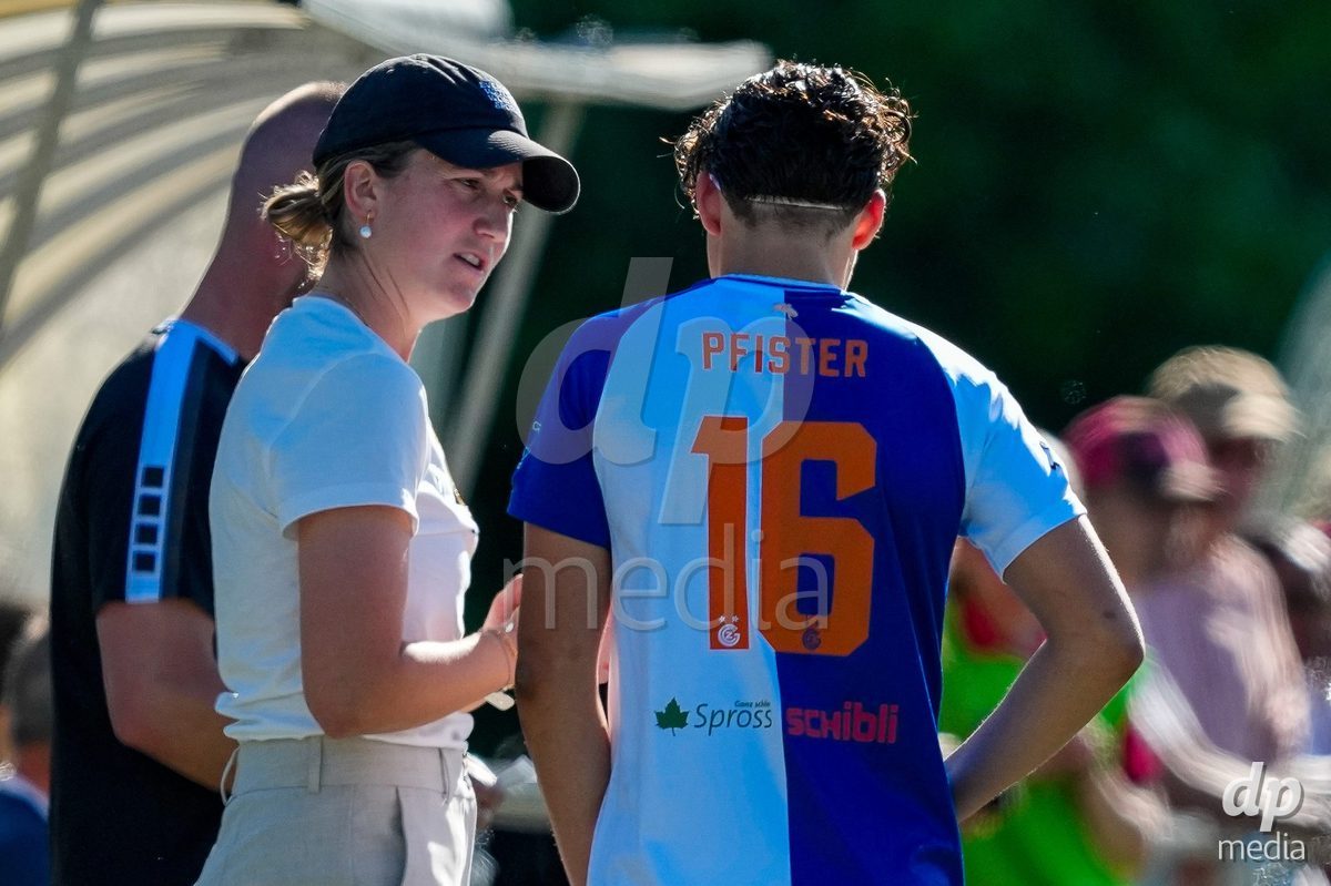 Schweiz: AXA Women's Super League 2025/26, FC Aarau Frauen vs GC Frauenfussball - Sportanlage Schachen, Aarau: Cheftrainer Laura Vetterlein (Grasshoppers) im Gespräch mit Emanuela Pfister (16 Grasshoppers)