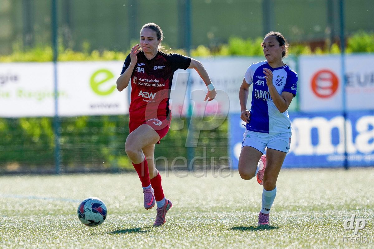 Schweiz: AXA Women's Super League 2025/26, FC Aarau Frauen vs GC Frauenfussball - Sportanlage Schachen, Aarau: Noemie Potier (11 Grasshoppers) gegen Fabienne Bangerter (7 FC Aarau)